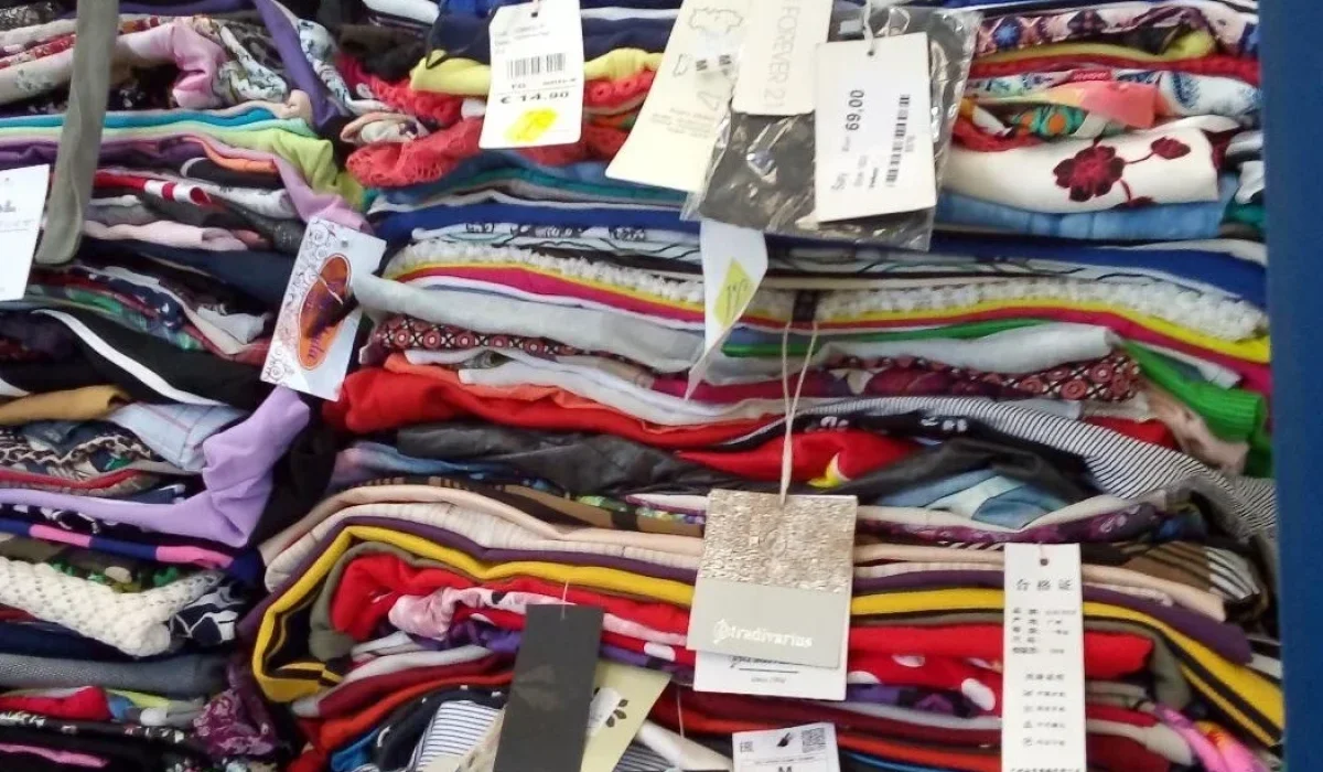 Stock de vêtements outlet pour commerçants et revendeurs