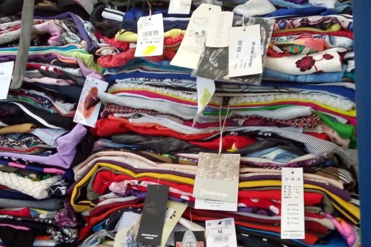 Stock de vêtements outlet pour commerçants et revendeurs